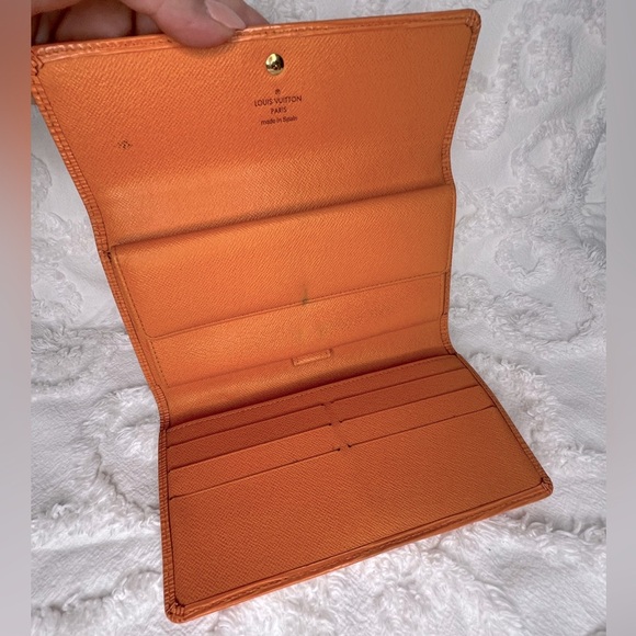 LOUIS VUITTON • MANDARIN EPI • INTERNATIONAL TRIFOLD WALLET - Picture 8 of 10